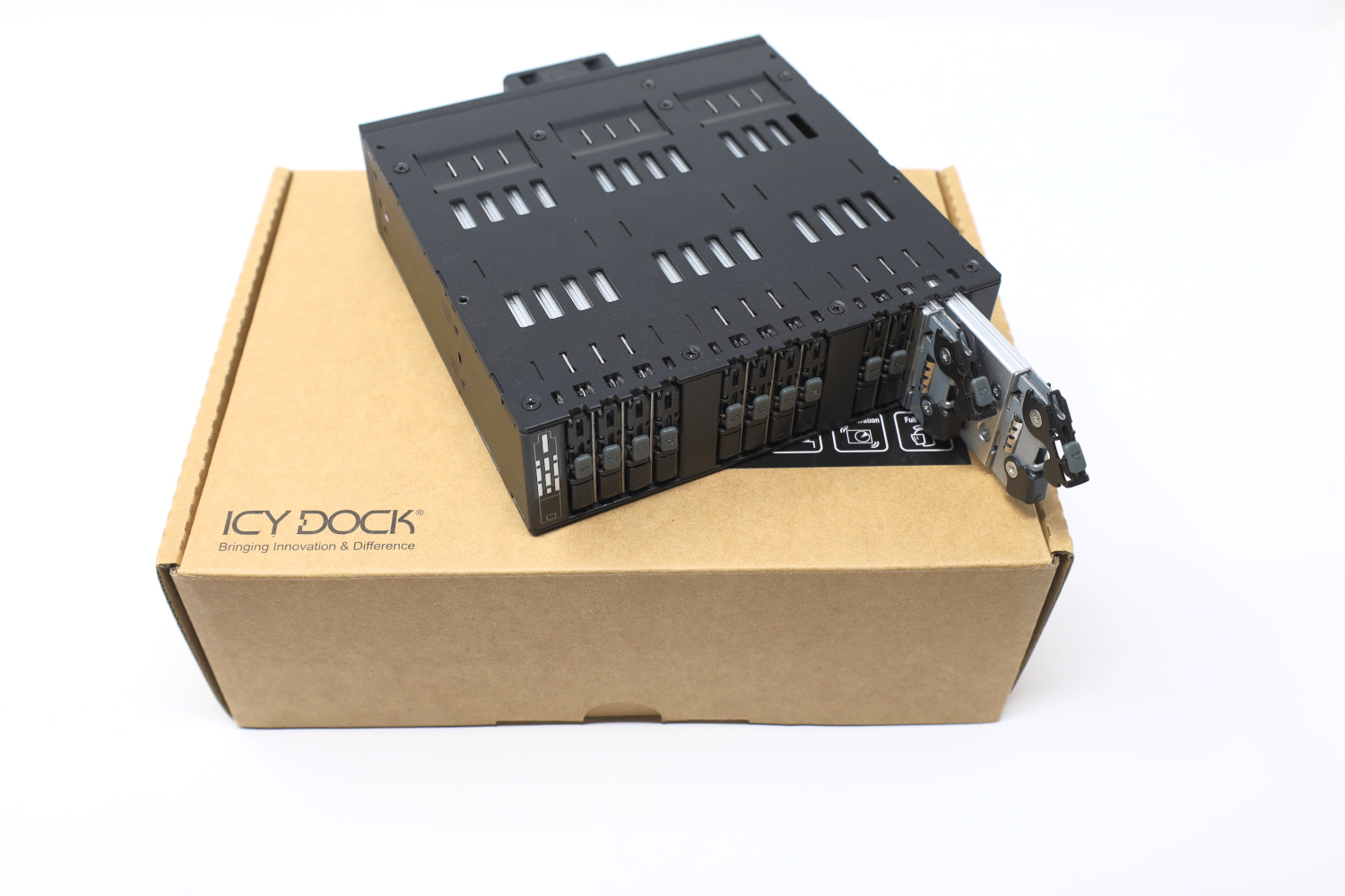 ICY Dock ToughArmor MB873MP-B - storage drive cage - 8 x M.2 SSD - MB873MP-B