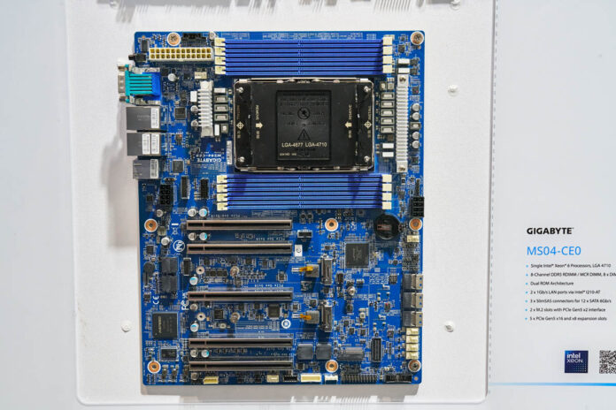 Se muestra la placa base Gigabyte MS04-CE0 Intel Xeon 6