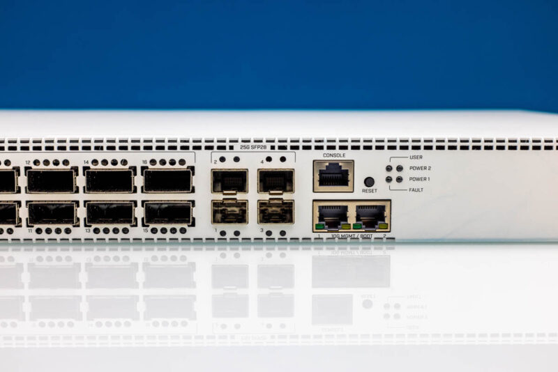 MikroTik CRS520 4XS 16XQ RM 4 Port SFP28 25GbE